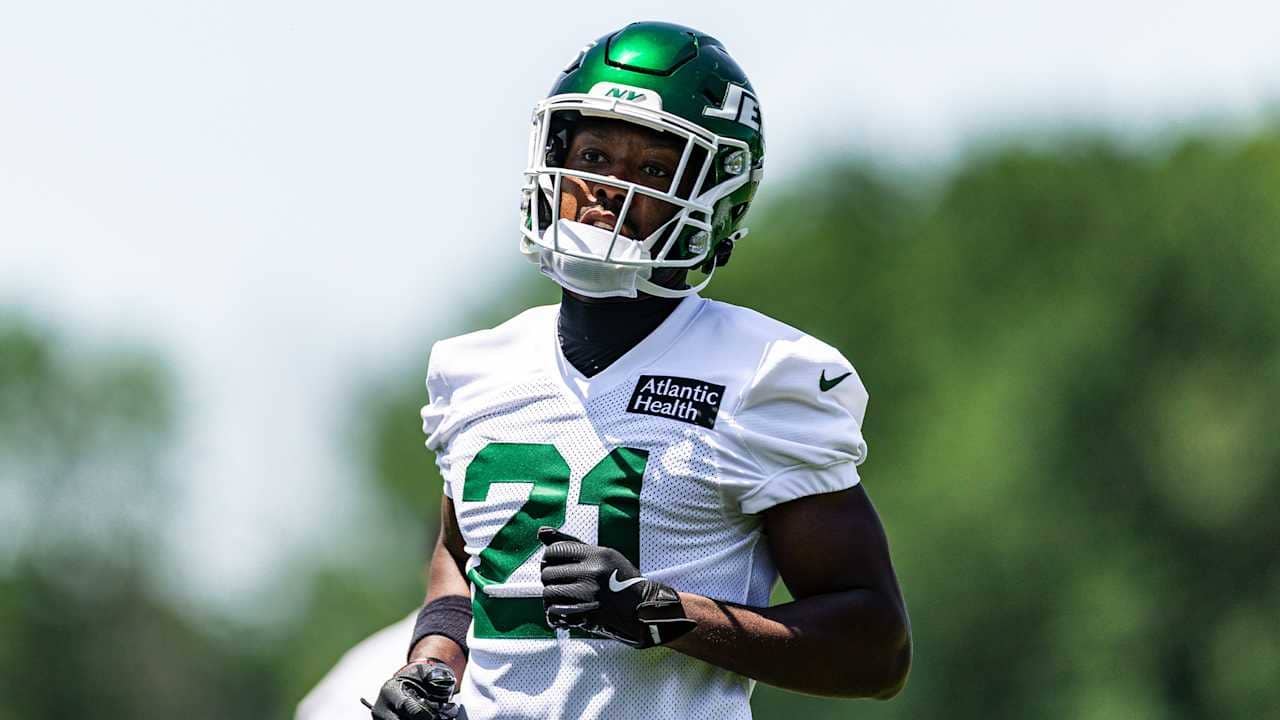 New York Jets cornerback Brandon Stephens practices during the offseason program.