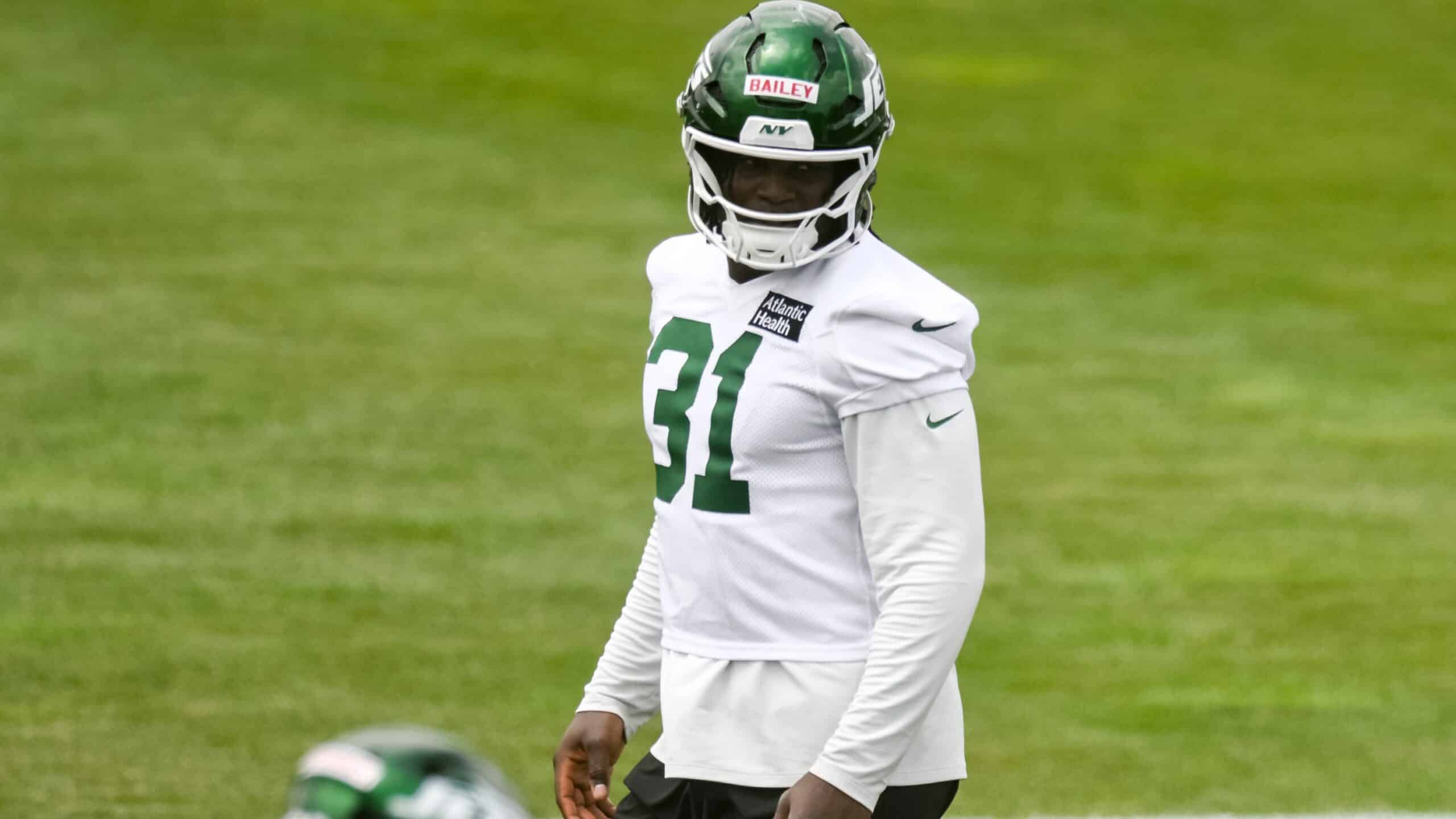 New York Jets rookie edge rusher David Bailey warms up during minicamp in Florham Park.