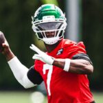 Geno Smith throws during New York Jets offseason practice.
