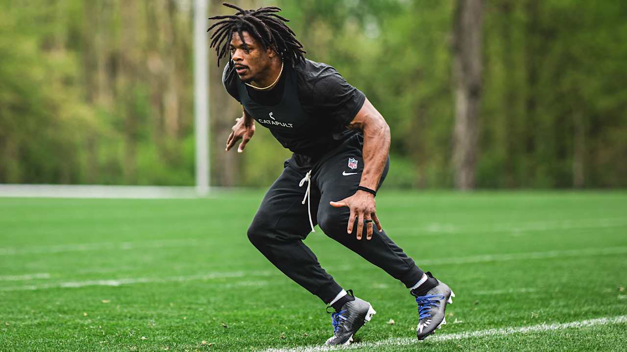 Marcelino McCrary-Ball works through a New York Jets practice drill