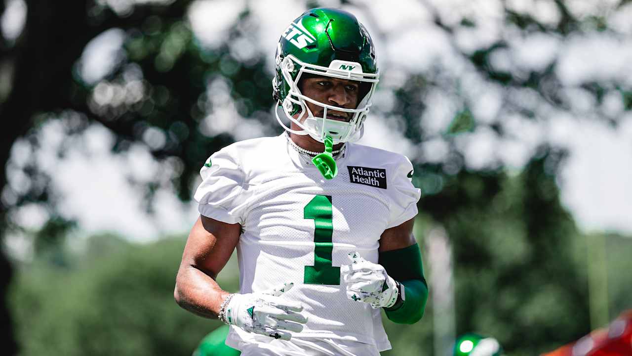 Jets cornerback Azareye'h Thomas practices in a white number 1 jersey