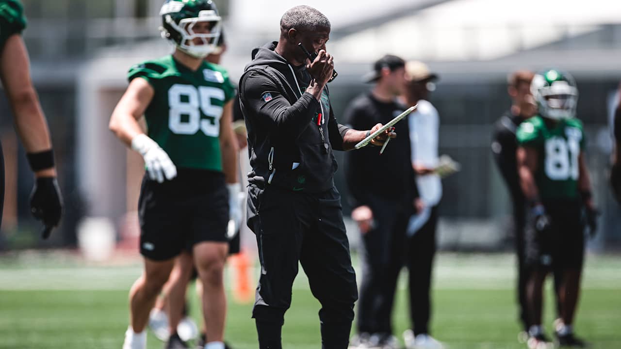 Aaron Glenn watches New York Jets practice during the 2026 offseason program.