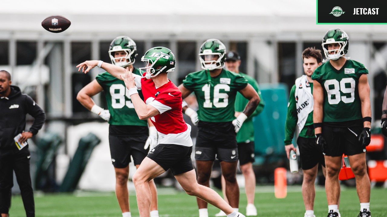 Cade Klubnik throws during Jets training camp Day 2.