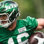 Kenyon Sadiq carrying the football during New York Jets practice