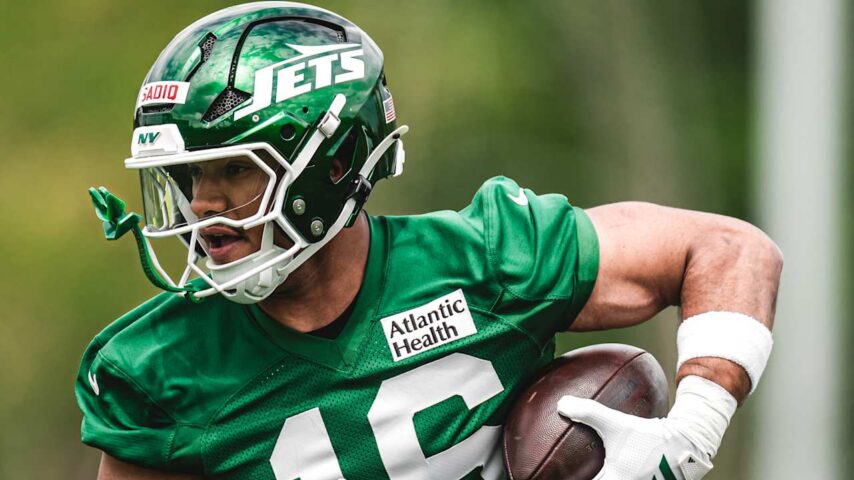 Kenyon Sadiq carrying the football during New York Jets practice