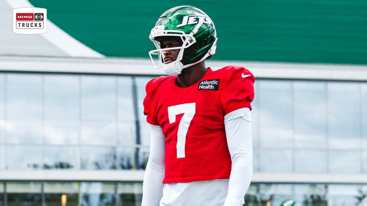 Geno Smith wears a red non-contact jersey during the New York Jets final training camp practice.