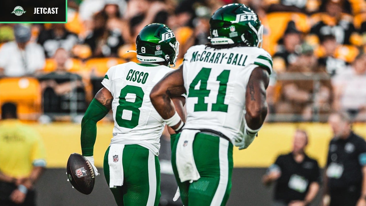 Jets safety Andre Cisco carries the ball after an interception against the Steelers.