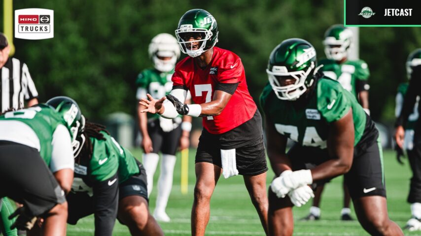 Geno Smith takes a snap during Jets training camp Day 3.