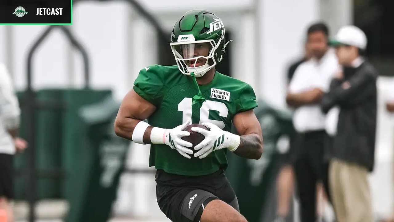 Kenyon Sadiq carries a football during New York Jets training camp